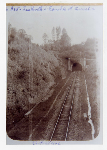Pont-l'Évêque après les bombardements de la Seconde Guerre mondiale en 1944