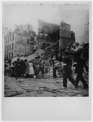 Un incendie rue de Bayeux se déclare sous les décombres. [photos n°53 et 56]
