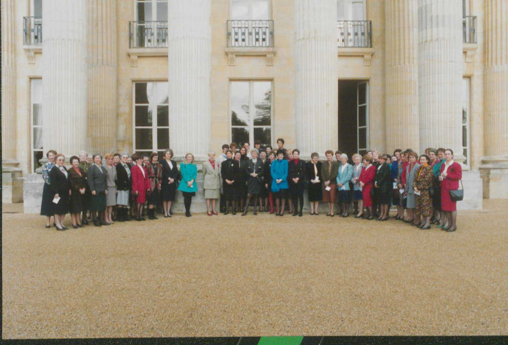 52 femmes sont présentes sur cette photographie sur les marches de l'entrée du château de Bénouville.