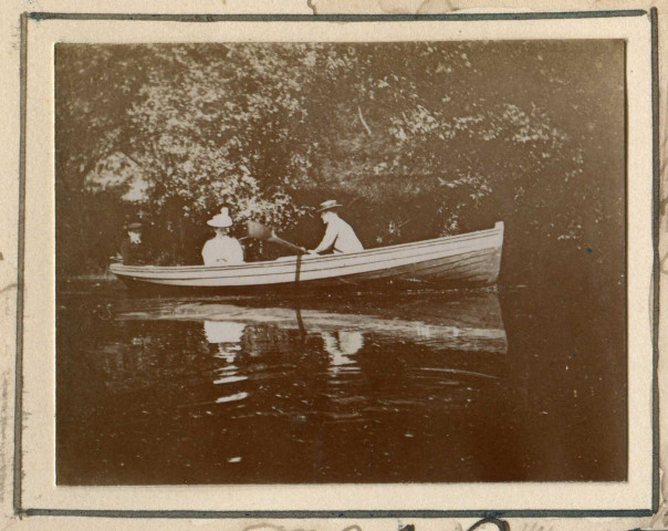 Ecole de natation, promenade en barque, jeux et lavandières sur l'Orne (photos n°236 à 243)