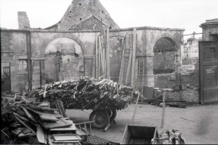 Maisons, commerces, rues et monuments en ruines suite aux bombardements de 1944 (photos n°2 à 15)