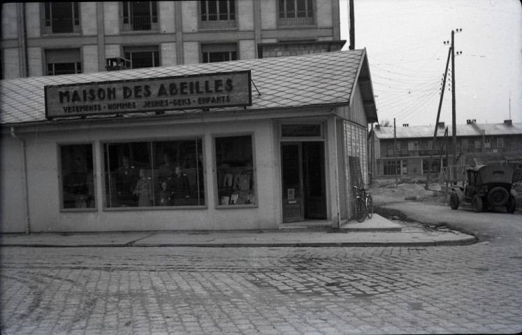 Commerçants, commerces et stands de foire à Falaise (dont baraquements provisoires de la Reconstruction) (photos n°385 à 402, 404)