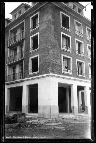 Fin des travaux sur l'immeuble incendié du futur magasin Masson (photos n°880 à 882)