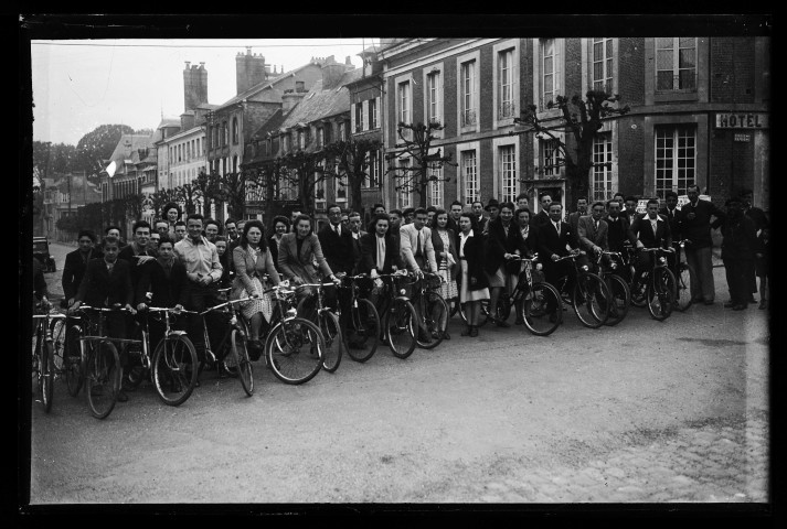 Excursion à vélo du [personnel ?] de l'école Jules-Ferry de Lisieux (photos n°2731 et 2732)