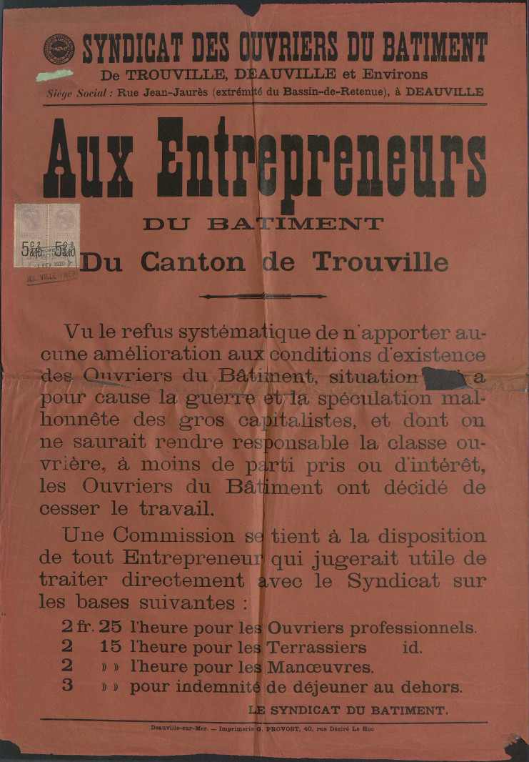 Affiche du syndicat des ouvriers du bâtiment de Trouville-Deauville et environs s'adressant aux entrepreneurs du bâtiment. Elle affirme que les ouvriers du bâtiment ont décidé de cesser le travail suite au refus des entrepreneurs d'améliorer les conditions d'exercice des ouvriers. Elle annonce qu'une commission se tient à la disposition des entrepreneurs pour traiter avec le syndicat des revendications salariales énoncées ensuite.