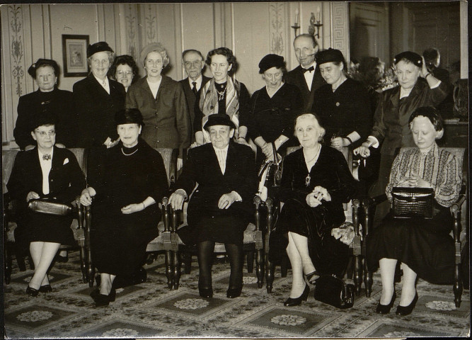 Les 13 femmes maires du Calvados en 1957, reçues par le Préfet Stirn à la Préfecture de Caen (photographie de l'agence de presse Intercontinentale).