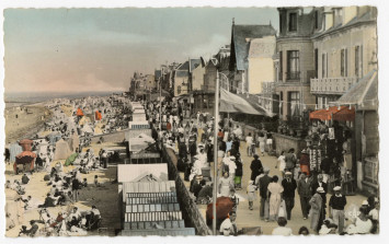 Une carte postale du bord de mer avec une foule de touriste très marquée.