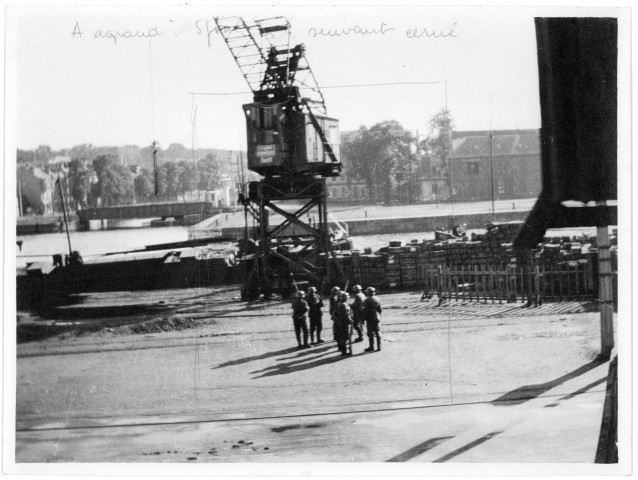 Soldats allemands. Les Allemands gardent ce qui reste de vivres sur le port (1940,1941). Inspection de Goering aux défenses côtières. Un exercice de DCA allemand. Un radar allemand [photos n°254, 255, 256, 257, 258, 259, 260, 261, 262]