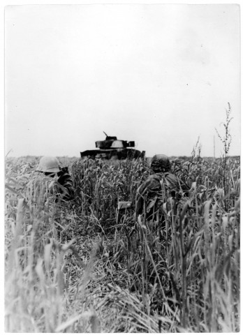 Deux soldats allemands surveillent un tank anglo-américain abattu (photo 36)
