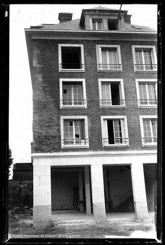 Fin des travaux sur l'immeuble incendié du futur magasin Masson (photos n°880 à 882)