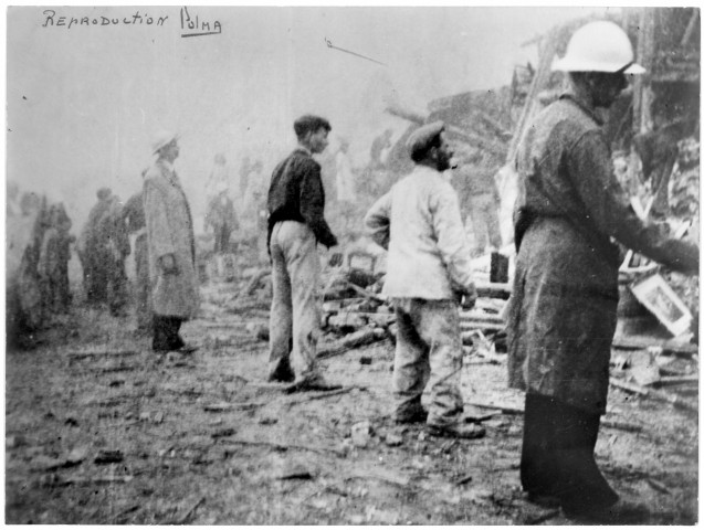 Travail au cœur des ruines, rue de Bayeux, un ingénieur des Ponts et chaussées au premier plan. [photos n°57, 58, 61, 62]