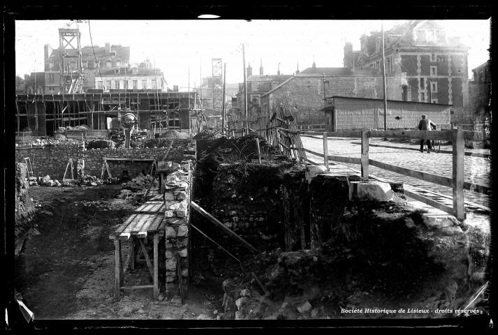 Travaux de reconstruction d'immeubles en briques à l'angle de la rue Henry-Chéron et de la place Thiers (photos n°571, 1216, 322, 836, 873, 480, 377, 371 et 374.