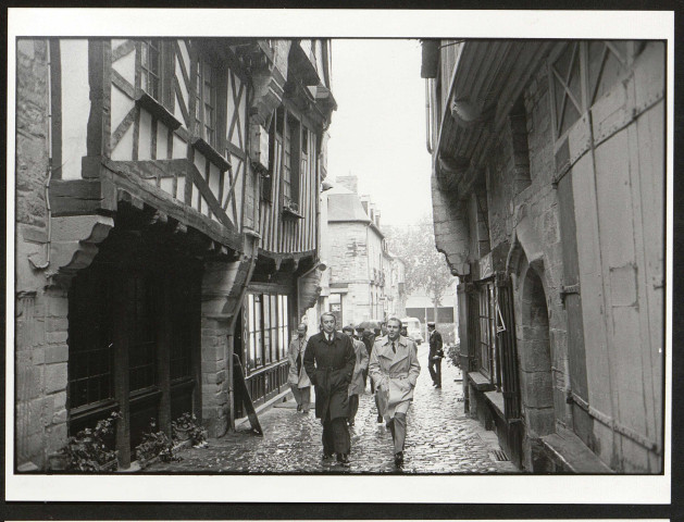 Déplacements en France: visites de ville et/ou réunions, dont visite à Marseille avec Gaston Defferre, et visite à Vitré avec P. Méhaignerie.