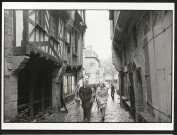 Déplacements en France: visites de ville et/ou réunions, dont visite à Marseille avec Gaston Defferre, et visite à Vitré avec P. Méhaignerie.