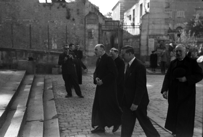 Cérémonies officielles avec personnalités politiques sur la place Guillaume le Conquérant (dont Légion d'Honneur de Maurice Nicolas) (photos n°297 à 302)