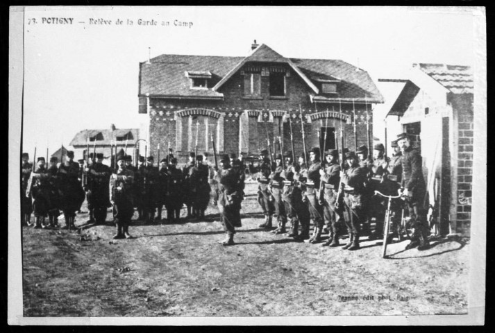 Fortification du camp et relève de la garde à Potigny