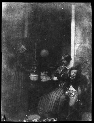 Calotype d'Alphonse de Brébisson : Eugénie, Louise et René prenant le thé (les trois enfants du photographe).