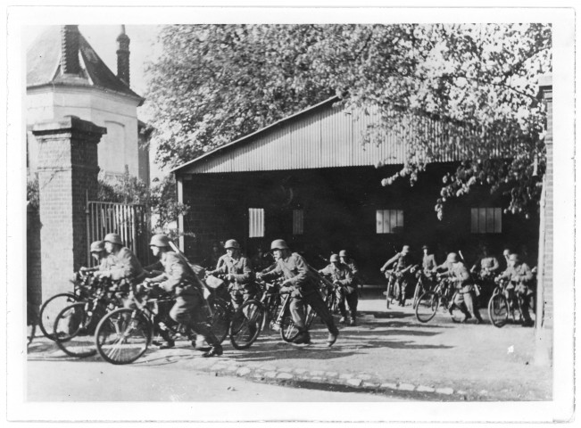 Des soldats allemands à vélo  (photo 185)