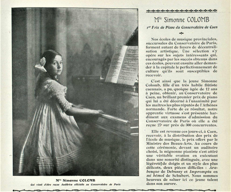 La jeune fille est photographiée en train de jouer au piano.