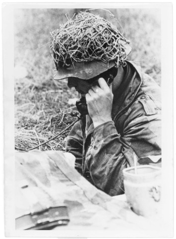 Propagande de l'armée allemande montrant un soldat recevant une radio transmission - 10Fi/4