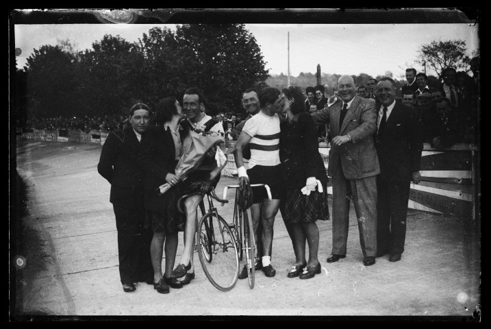 Course cycliste du 5 mai 1946 au vélodrome de Lisieux (photos n°8190 à 8197)