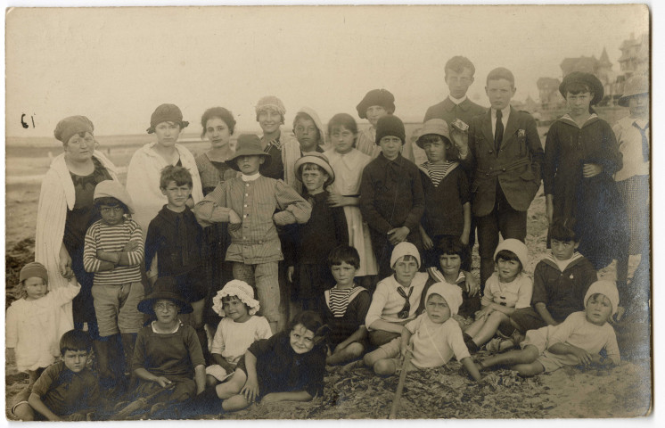 Estivants, baigneurs et enfants sur la plage de Luc-sur-Mer (n°193 à 269)