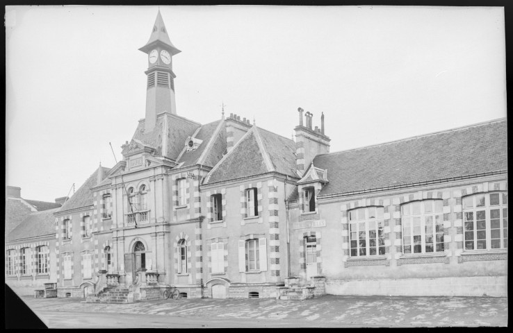 Mondeville : mairie, école de filles, Société Métallurgique de Normandie, château Pennard, quartier de la Clopée, rue des Roches, église, four à ban, commerces, maisons, calvaire (photos n°57 à 83)