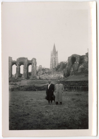 L'église Saint-Pierre et son quartier après les déblaiements ; Vue sur une église avec monuments détruits autour (lieu non identifié) ? (photos n°81 et 82)