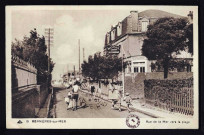 Rues : rue de la mer (n°34) ; rue de Courseulles (n°60) ; rue de l'église (n°61) ; rue du Général Leclerc (n°38 ; 93)