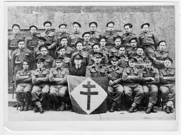 Photographie des soldats avec un drapeau à la croix de Lorraine