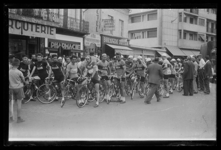 Courses cyclistes : course des boulangers-charcutiers et course à Moyaux du Vélo Club Lexovien (VCL) ; prix du café Montoy Entente Cycliste Lexovienne (ECL) (photos n°8153 à 8160, 8163 à 8168)