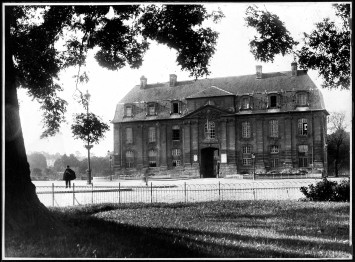 Extrait d'une photographie de la caserne Hamelin par Delassalle