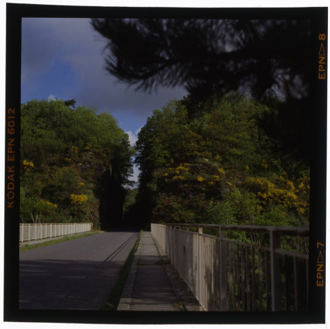 n°1455-1457 : [Vers THURY-HARCOURT] : Vue sur la Tranchée du Hom et le pont.