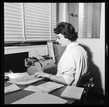 Une secrétaire tape sur une machine à écrire.