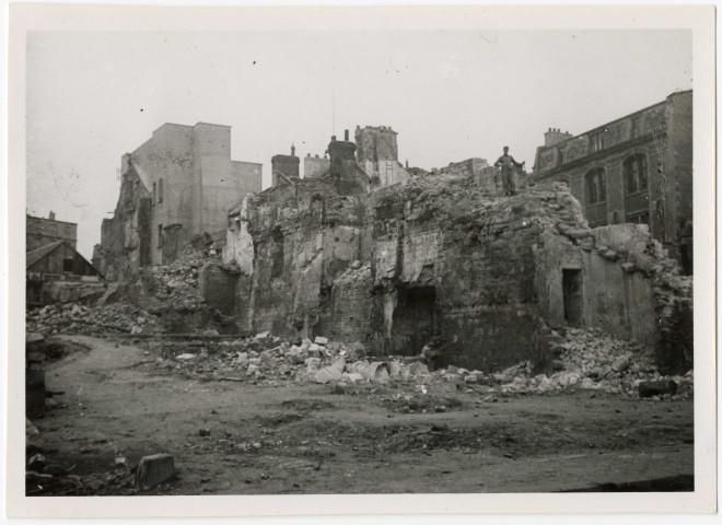 Destruction du mur d'enceinte des fortifications de Caen, rue Graindorge