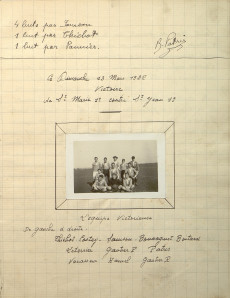 Une photographie représente l'équipe de football le 13 mars 1932