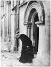 Prêtre quittant une église (photo 294)