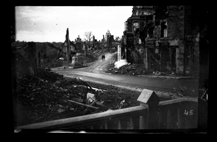 Place Dumont d'Urville de Condé-sur-Noireau en ruines (photos n°152 à 156).