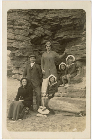 Estivants sur la digue et devant falaises et rochers de Luc-sur-Mer (n°287 à 297)