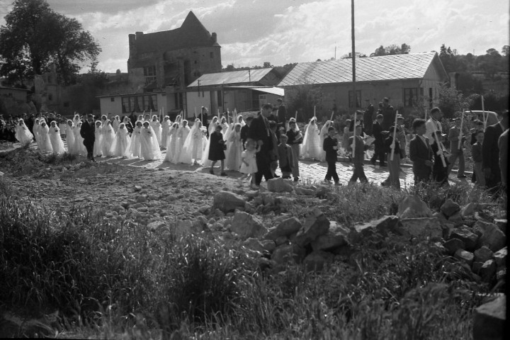 Communiants sortant de l'église Notre-Dame de Guibray et défilant dans la ville (photos n°259 à 275)