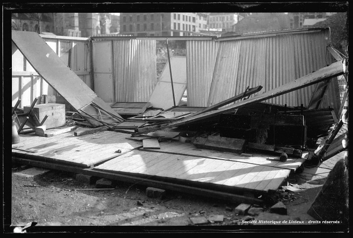 Effondrement du baraquement d'un confiseur forain, rue Pont-Mortain (photos n°837 et 854)