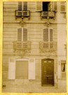 14 rue de Bayeux ; kiosque, hôtel de ville et statue de Demolombe (inauguration?) sur la place royale ; cour du Mesnil-Thouret (11ter rue Saint-Malo) ; maisons à pans de bois de la rue Saint-Pierre, une reproduction d'un dessin de la maison Malherbe (photos n°102 à 108).