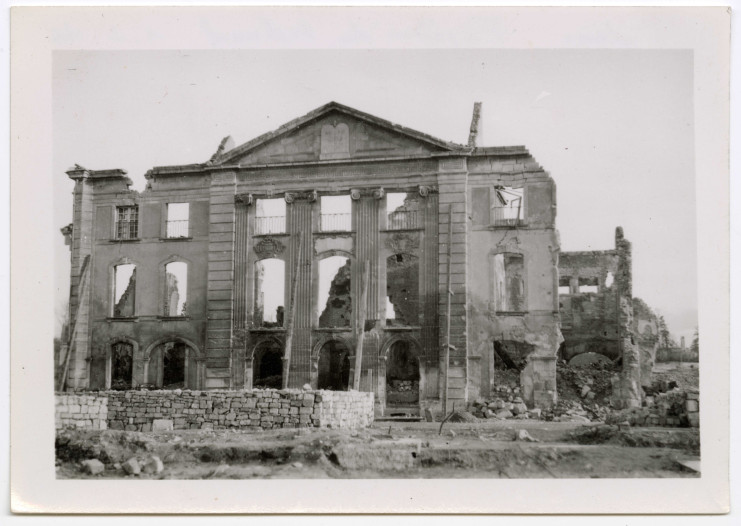 Photographie prise en 1946 de la façade en ruine de l'ancien palais de justice de Falaise