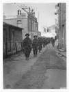 Des troupes de soldats dans une rue sur la côte (Hermanville?) [photo n°180]
