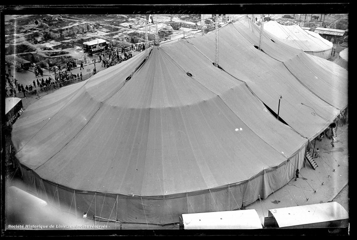 Le cirque Bouglione sur la place Thiers (photos n°909, 912, 925, 774 à 775, 779; 781 à 783 et 1189)