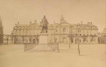 Photographie prise en 1870 de la place de la République et du séminaire des Eudistes