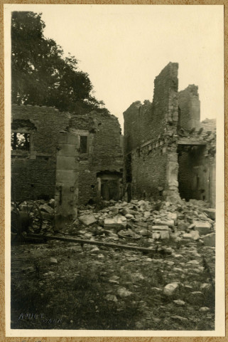 Bâtiments en ruines (photos 7, 18, 19, 38, 45 et 47).