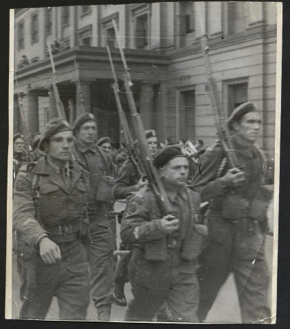 Premier défilé à Londres des Forces Navales Françaises Libres