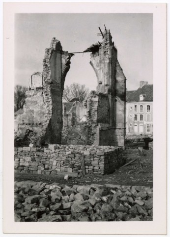 Photographies de Falaise en ruines (après les bombardements de 1944 durant la Seconde guerre mondiale)