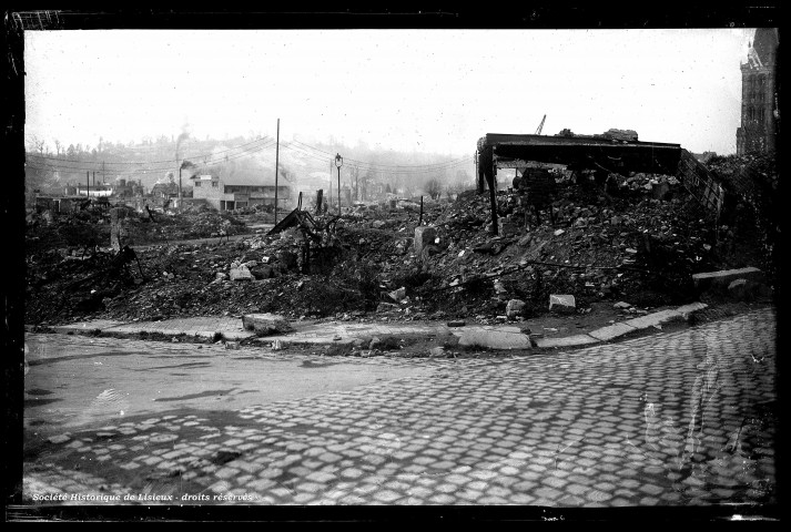 Le centre-ville en ruines (photo n° 663)
